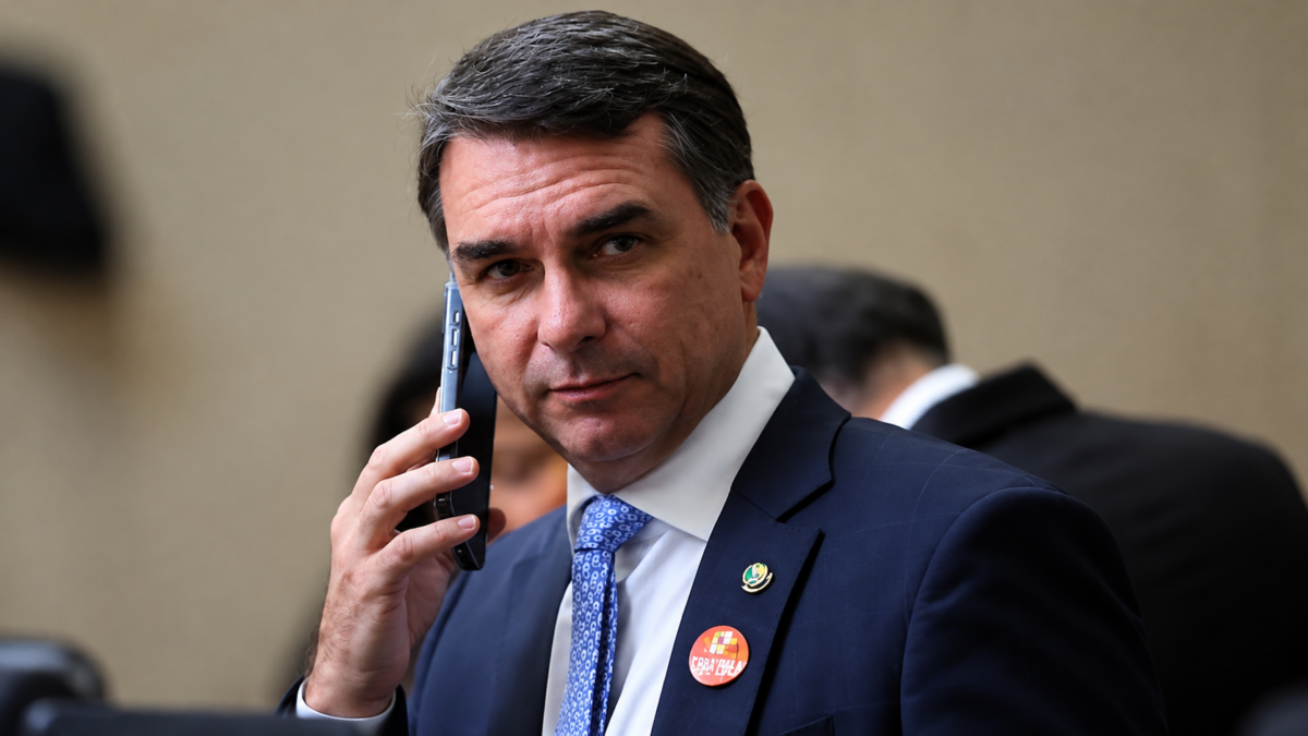 Denunciaron en Comodoro Py al presidente Javier Milei y a funcionarios nacionales por el paso de Flávio Bolsonaro por la Argentina